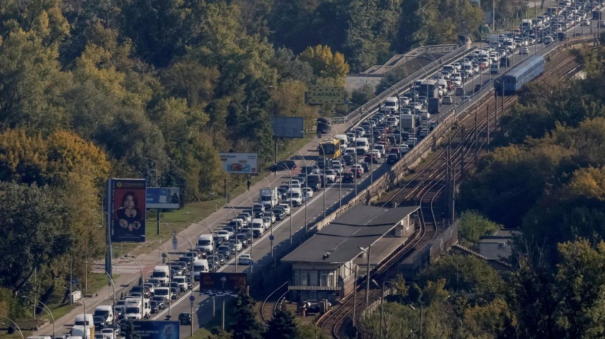 Как в феврале 2022 года: киевляне бегут из города, срочно созван Совет обороны. Итоги 2 октября