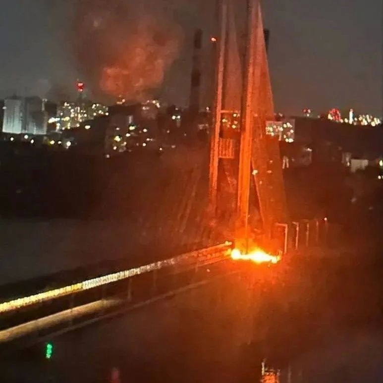 В Киеве парализовано три моста, сообщил мэр украинской столицы Кличко
