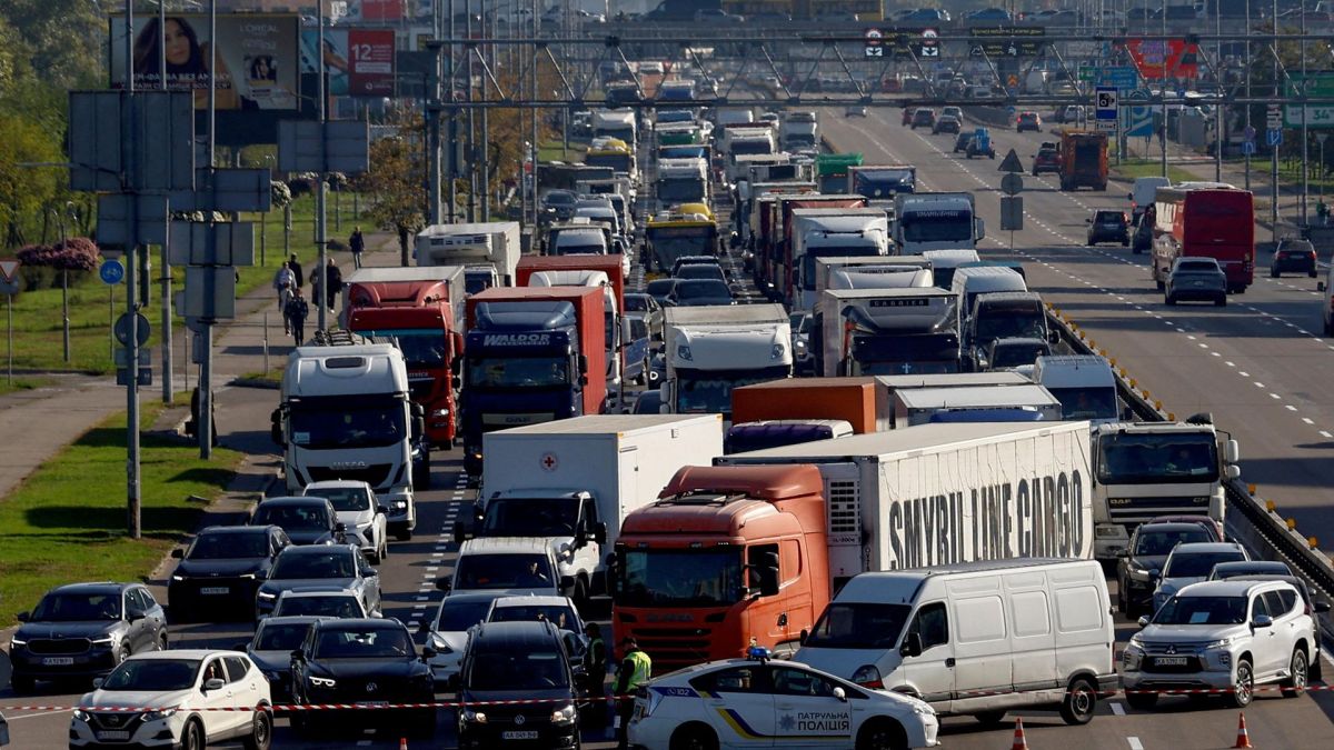 Мосты парализованы, город стоит в пробках: что происходит в Киеве и почему всё станет ещё хуже