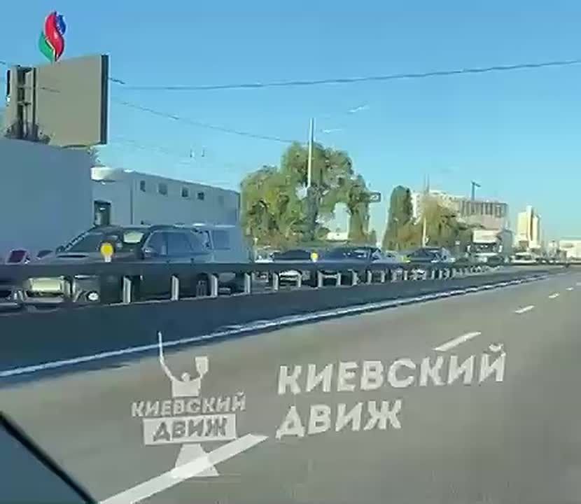 Транспортный коллапс в Киеве: в городе образовались огромные пробки в направлении левого берега После недавних ударов по ключевым мостам Киева, на дорогах образовываются километровые пробки