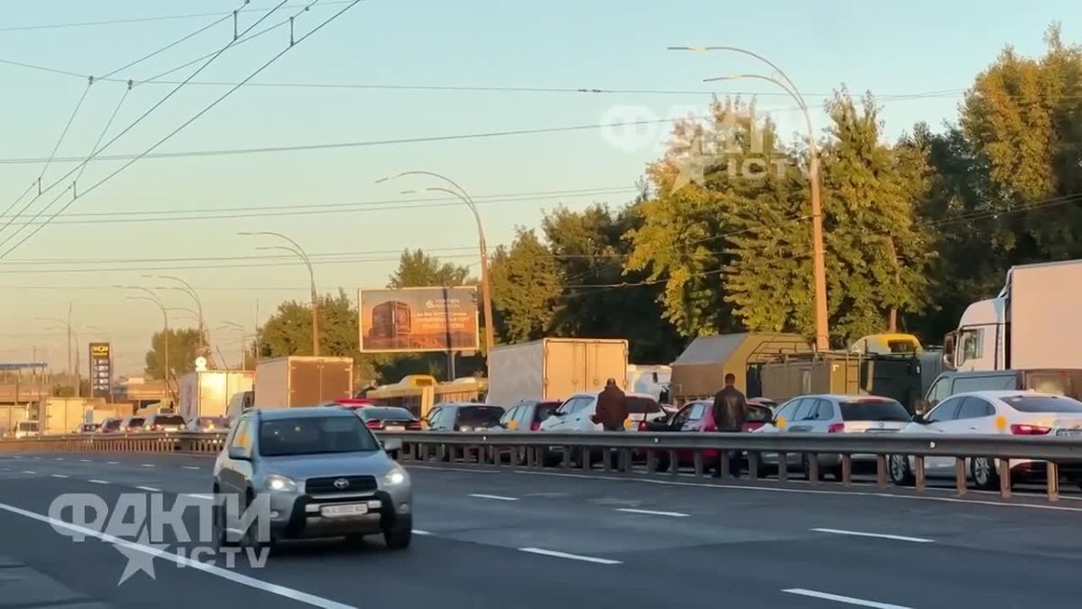 В Киеве огромные пробки в сторону Северного моста после удара ВС РФ