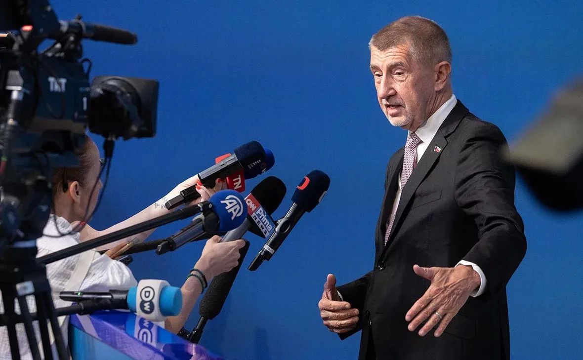 Премьер Чехии предложил Европе тратить деньги не на войну, а на восстановление Украины и возобновить диалог с Путиным