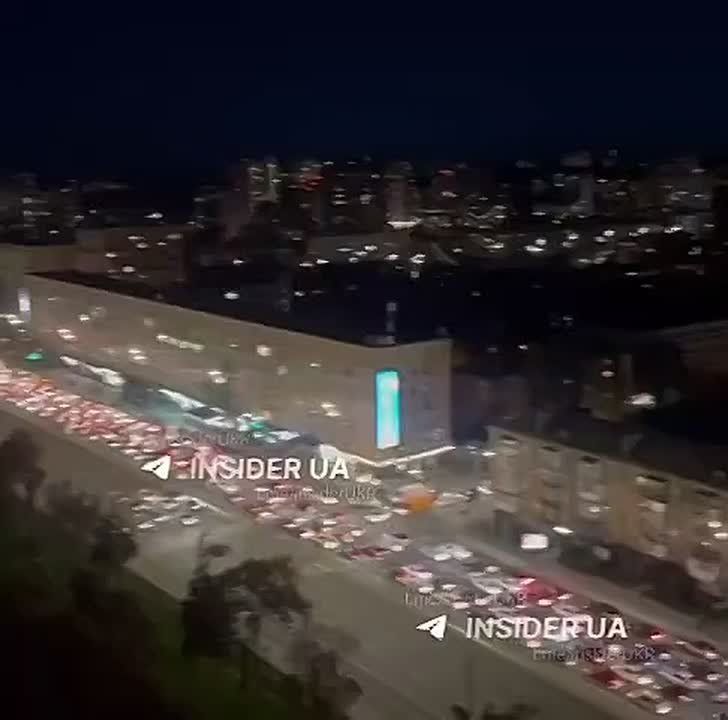 В КИЕВЕ ОСТАНОВИЛИСЬ ПЕРЕВОЗКИ, В РЕГИОНЕ ГОРЯТ КРУПНЫЕ СКЛАДЫ