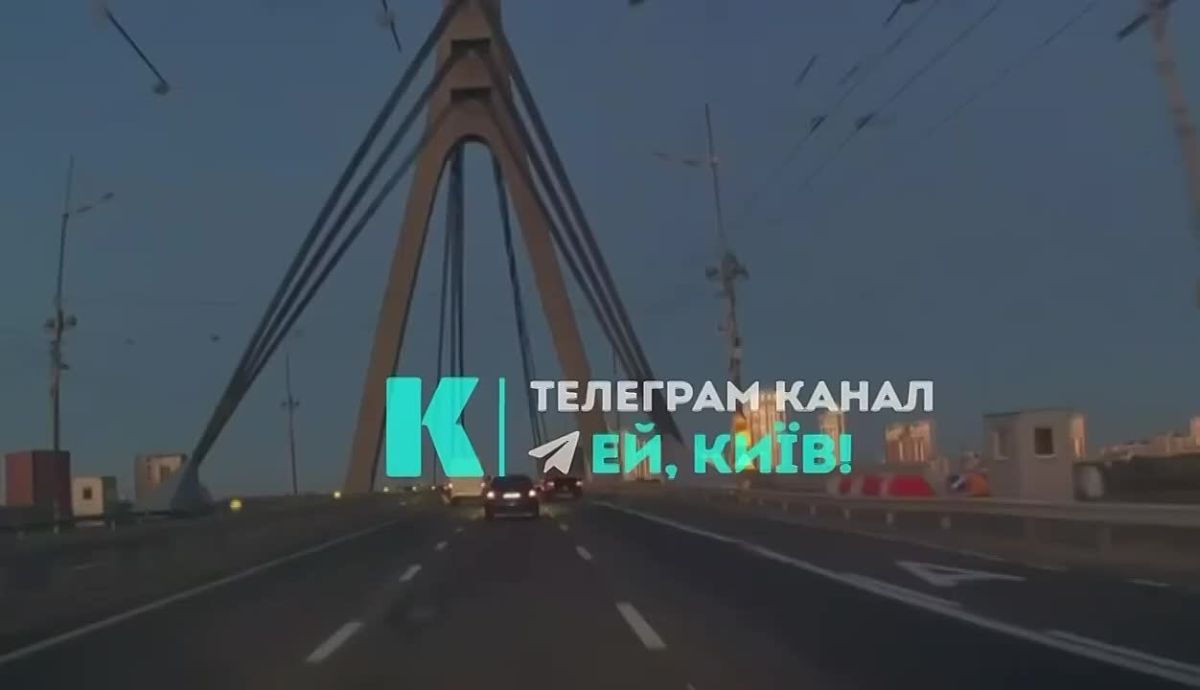 Появилось видео момента удара по Северному мосту в Киеве