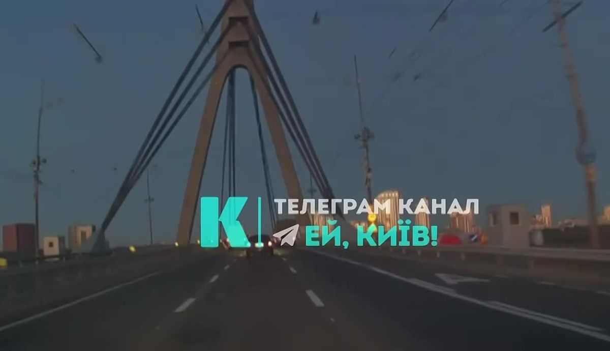 Момент удара реактивной "Герани" по Северному мосту в Киеве сегодня утром попал на видеорегистратор автомобиля