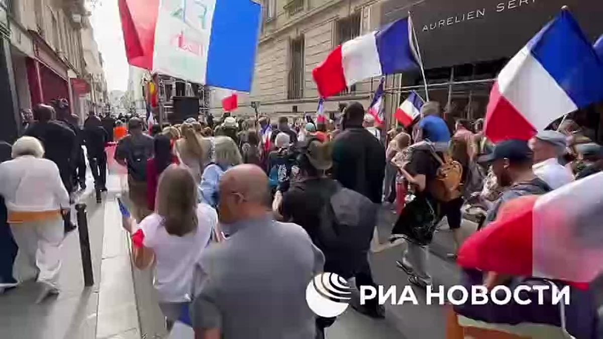 Эдуард Басурин: В Париже прошел митинг против помощи Киеву: