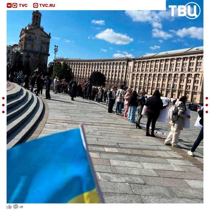 Жители Киева вышли в центр города с требованием заключить мир с Россией