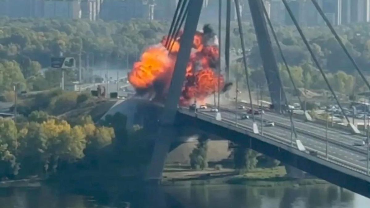 Кличко подтвердил удар по Северному мосту: огромная воронка в дорожном полотне