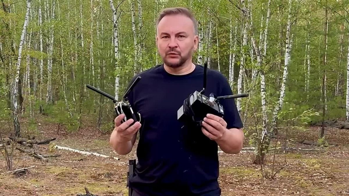 Юрий Котенок: Советник зеленого нарколыги Сергей Бескрестнов с позывным "Флэш" продемонстрировал, как выглядят мesh-ретрансляторы разной мощности для корректировки ударов русских БпЛА, атакующих Киев и т.д., и сообщил такой...