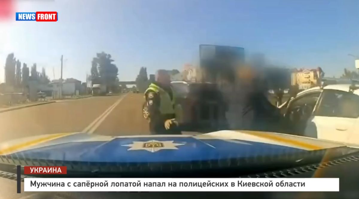 Мужчина с саперной лопатой напал на полицейских в Киевской области