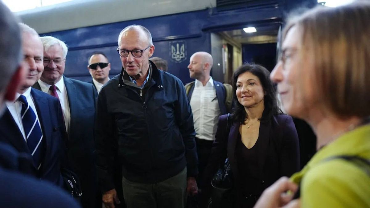 Канцлер Германии Фридрих Мерц сегодня утром неожиданно приехал в Киев на специальном поезде
