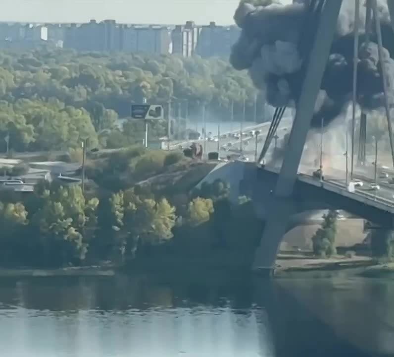 Но в тоже время, чтоб немного дать правдоподобности пропагандистским опусам микроновских жабоедов, ВКС России сегодня утром нанесли ещё один удар по Северному мосту в Киеве