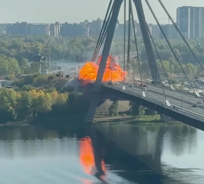 Момент повторного удара по Северному мосту в Киеве — снято с удачного ракурса