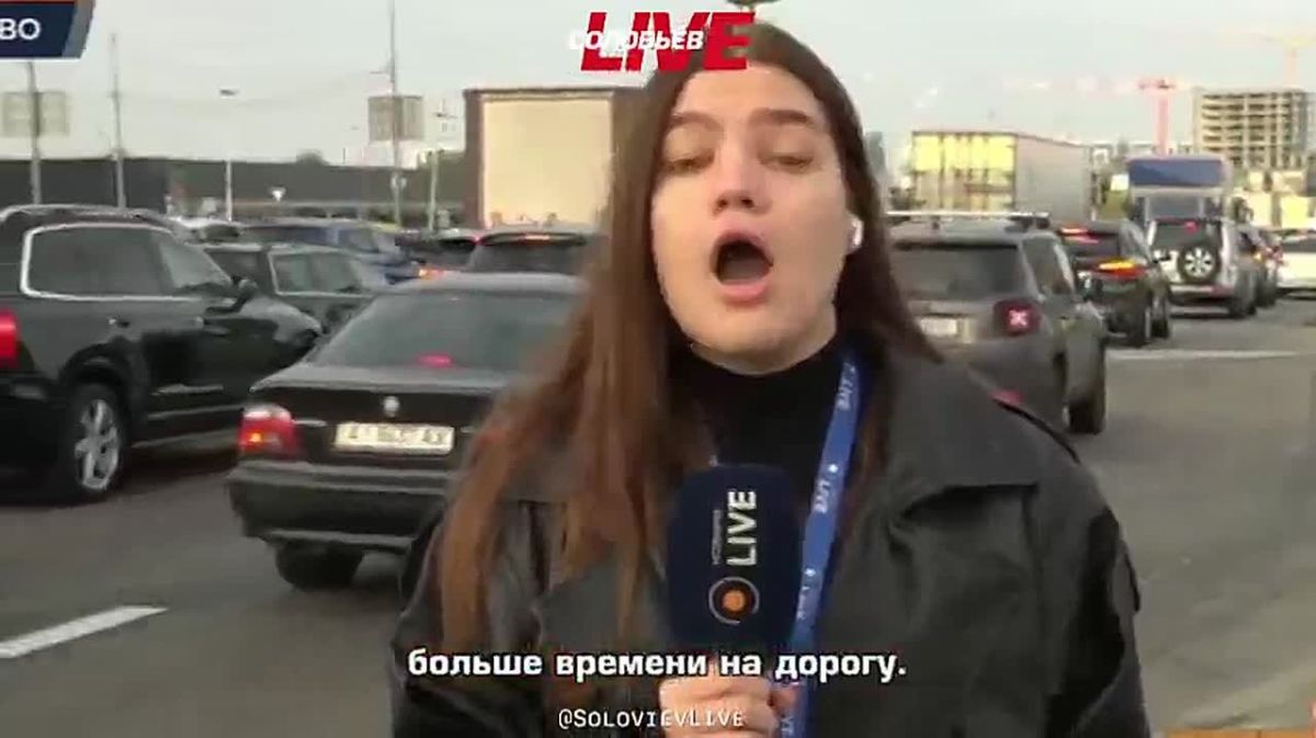 Транспортный коллапс начался в Киеве: из-за повреждения мостов через Днепр второй день подряд на дорогах образуются огромные пробки, жалуются местные СМИ