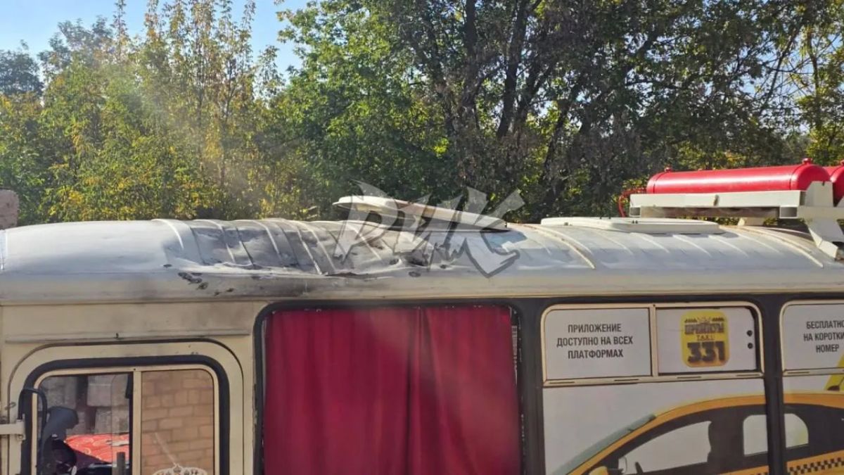 Последствия атаки БПЛА ВСУ на пассажирский автобус в Горловке публикует мэр города Приходько