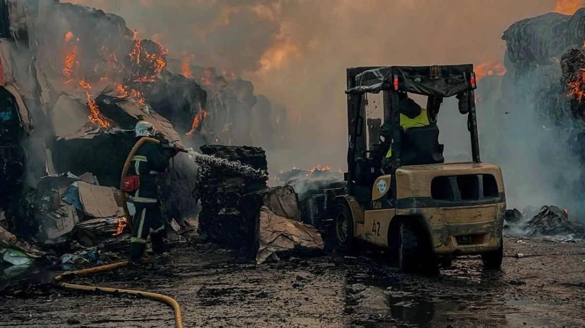 Сильный пожар произошёл на предприятии в Обухове Киевской области после прилёта