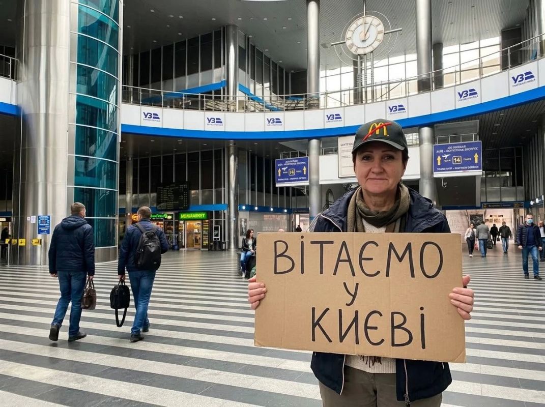 А в это время в Киев припорхала делегация "голубей мира"