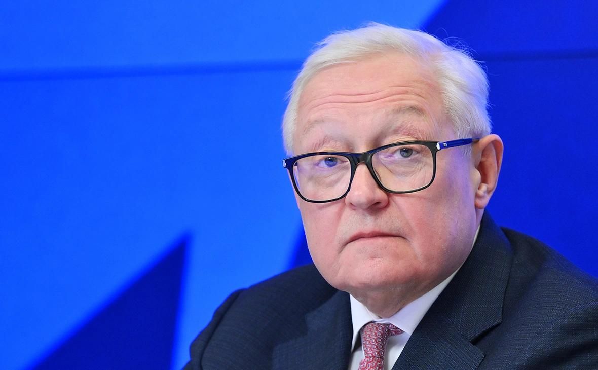 Россия не наблюдает «особой активности» США по украинскому урегулированию, заявил замглавы МИД РФ Сергей Рябков