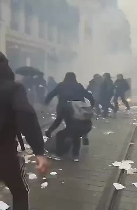 Больше десяти дней Францию сотрясают подростковые акции.
