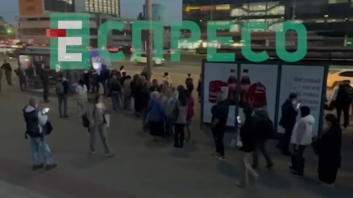 Очередной транспортный коллапс в Киеве: сотни людей стоят в очередях на общественный транспорт