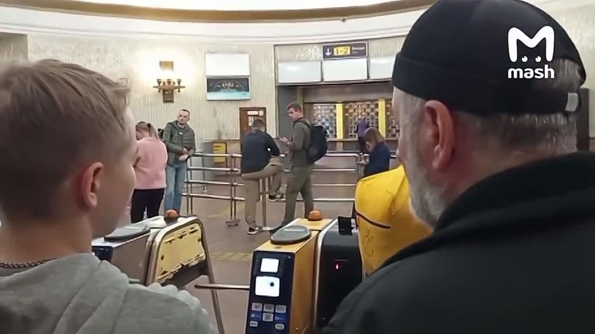 Блэкаут в Киеве — город полностью обесточен: канализация перестала принимать стоки из Борщаговской громады, не работает общественный транспорт, света нет в жилых домах и государственных учреждениях. Без электричества...
