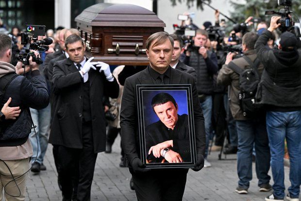 Shot: Гроб с Кашпировским вывезли из Москвы в сторону Украины