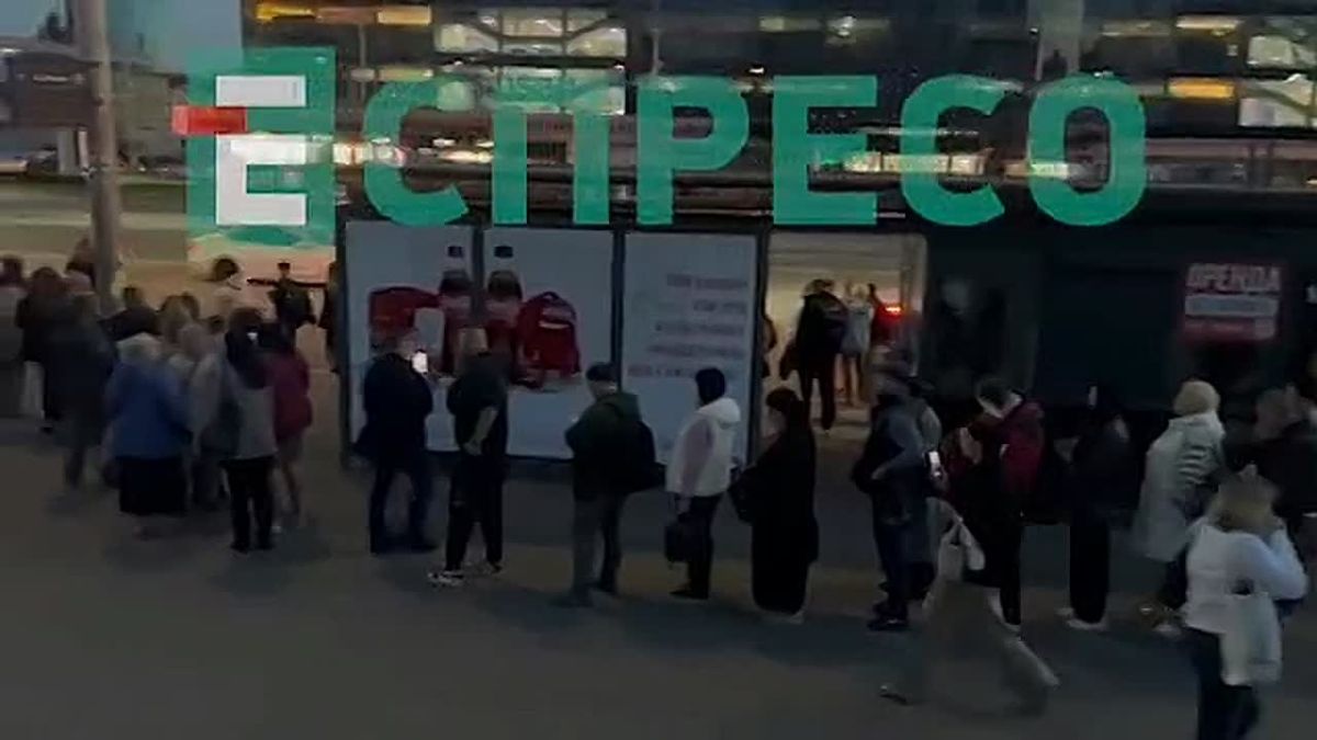 В Киеве из-за остановки работы метро собираются огромные очереди на наземный общественный транспорт