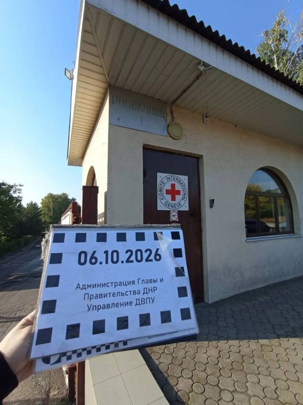 Родион Мирошник: Украинские боевики нанесли преднамеренные удары по грузовикам и складу с гумпомощью МККК в Донецке