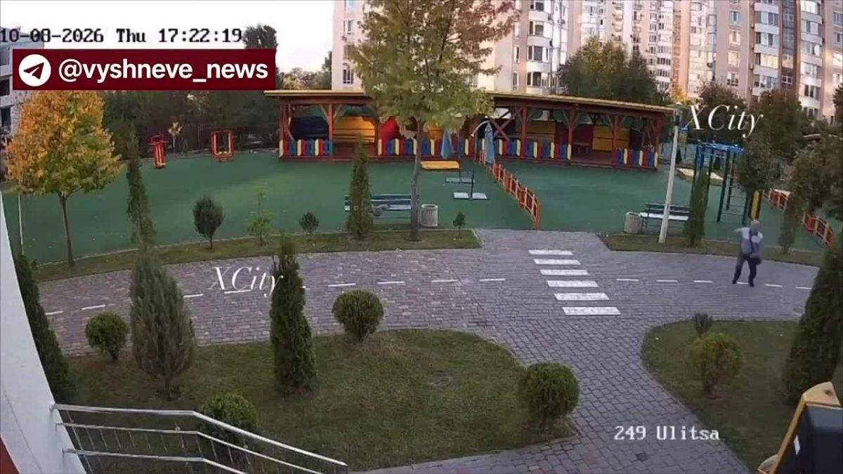 Жуткие кадры работы ПВО в Киеве: украинец чудом успел отпрыгнуть за мгновение до удара падающей "Герани"