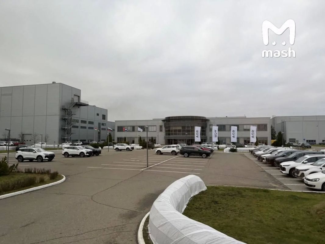 Калужский завод Tenet приостановил производство после падения обломков украинского беспилотника на территорию автозавода АГР, сообщили в пресс-службе холдинга