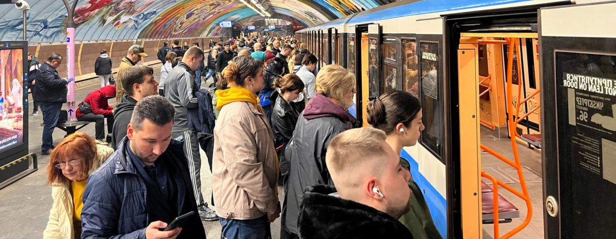Метро в Киеве снова обесточено: поезда метро прекратили движение по зеленой ветке на правый берег от Осокорков — местные СМИ