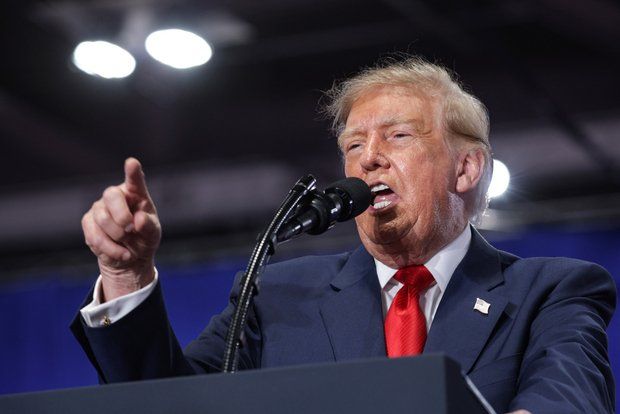 Президент США Дональд Трамп заявил, что Украине следует выбрать нового лидера
