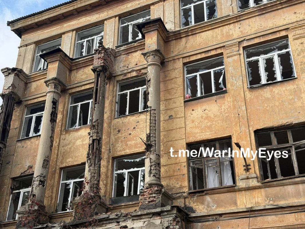 В сети публикуют последствия ночной атаки БПЛА ВСУ в Ворошиловском районе Донецка, в результате которой повреждено здание школы №3