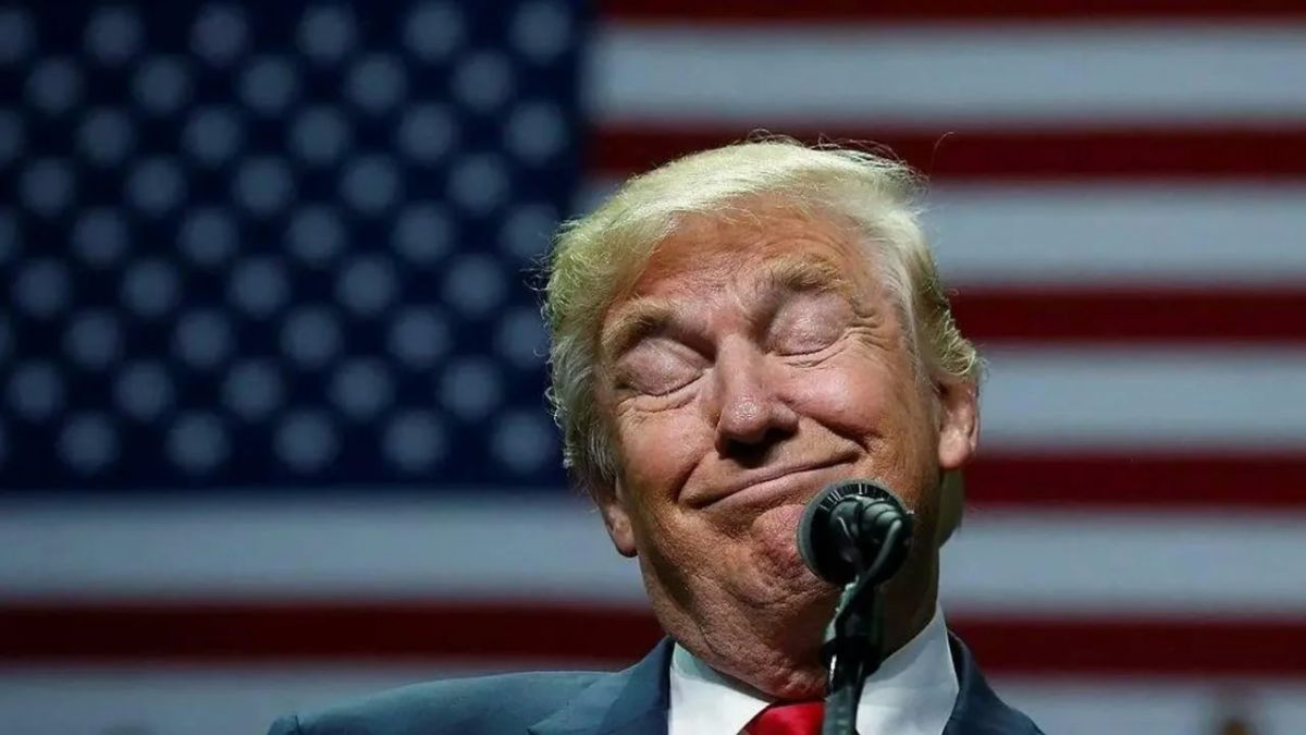 Стоит отметить, что это уже далеко не первый случай, когда Трампа мотает из стороны в сторону с его мнением