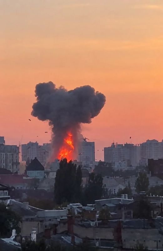 Сегодня днем ВС РФ продолжили наносить удары БПЛА по дата-центрам, объектам портовой инфраструктуры Украины и морским судам, задействованным в доставке военных грузов, сообщили в Минобороны