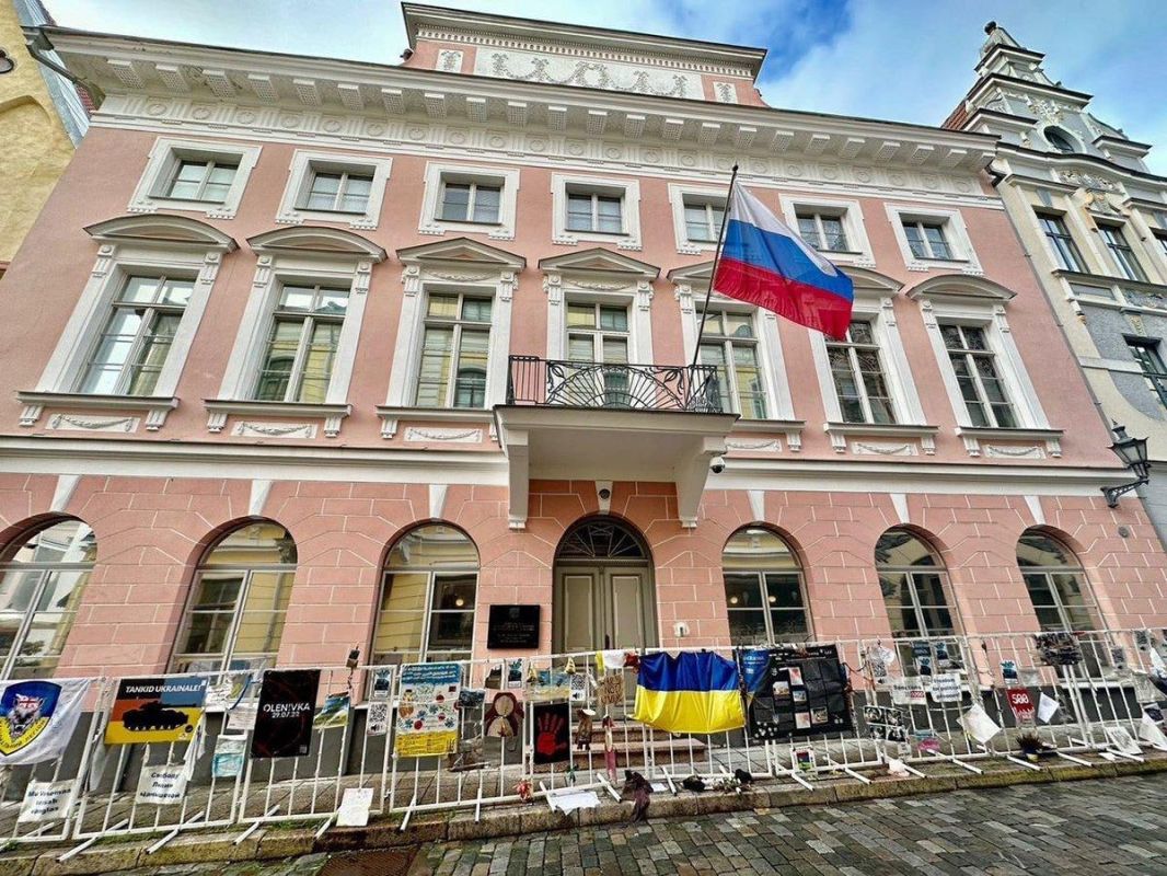 В Эстонии мужчине дали срок за надпись маркером на украинском флаге