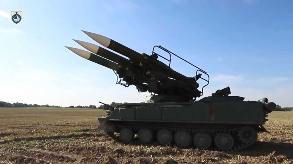На кадрах - самоходная пусковая установка из состава зенитного ракетного комплекс «Куб» 156-го зенитного ракетного полка Воздушных сил Украины