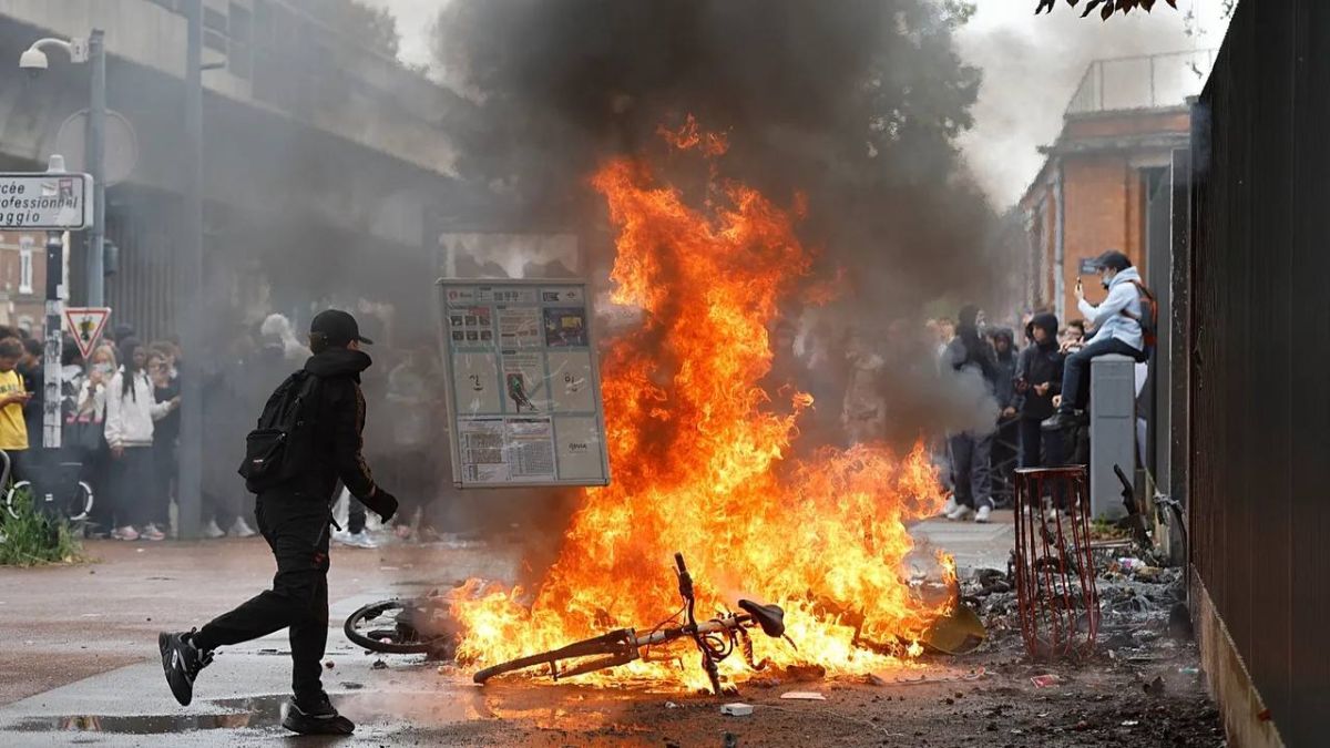 Бунт старшеклассников во Франции - конечно, вовсе не «заговор леваков» или «происки исламских террористов», как любят порассуждать самые дремучие из невежд