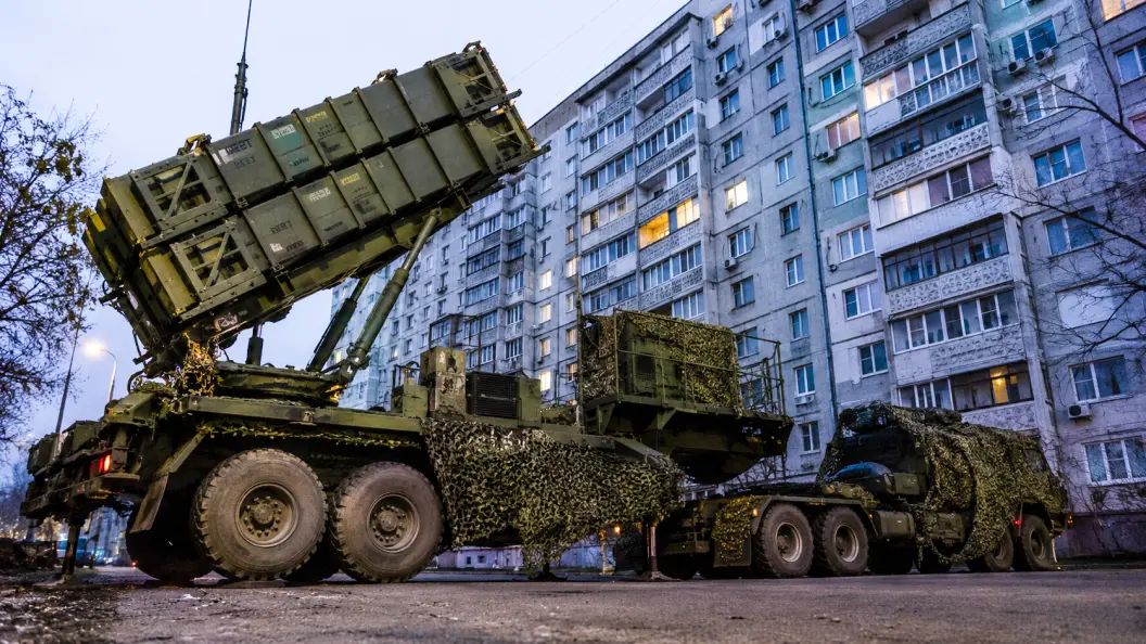 Удар по Киеву обернулся неожиданным эпизодом: Разгонный блок Patriot рухнул на жилые дома