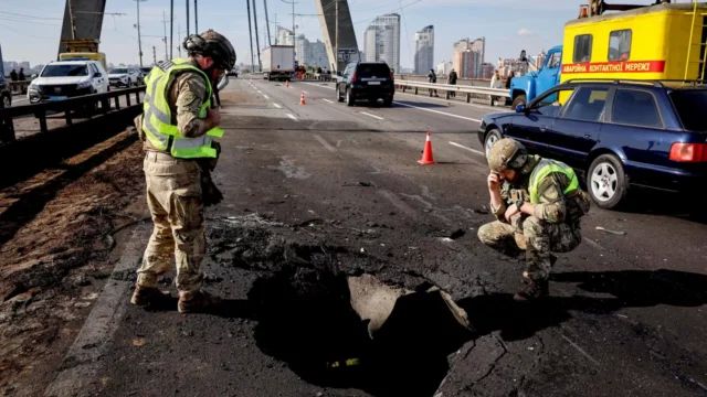 В Раде предложили жителям Киева пересекать Днепр на велосипедах и самокатах