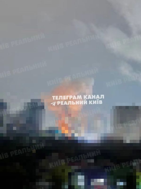В Киеве после прилёта поднимается дым