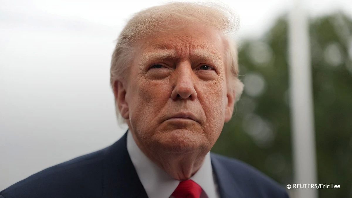 Зеленский рискует развязать конфликт с Трампом из-за игнорирования призывов прекратить удары по российским НПЗ, пишет Bloomberg