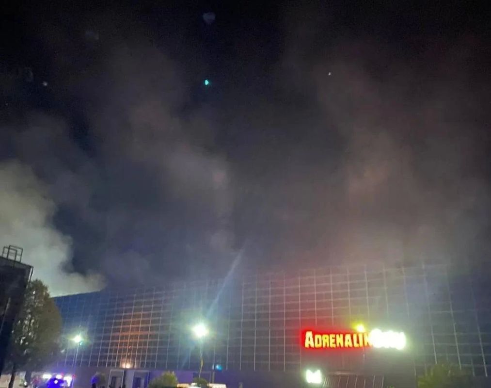 Дымящийся ТЦ "Адреналин Сити" в Луцке после прилета дронов