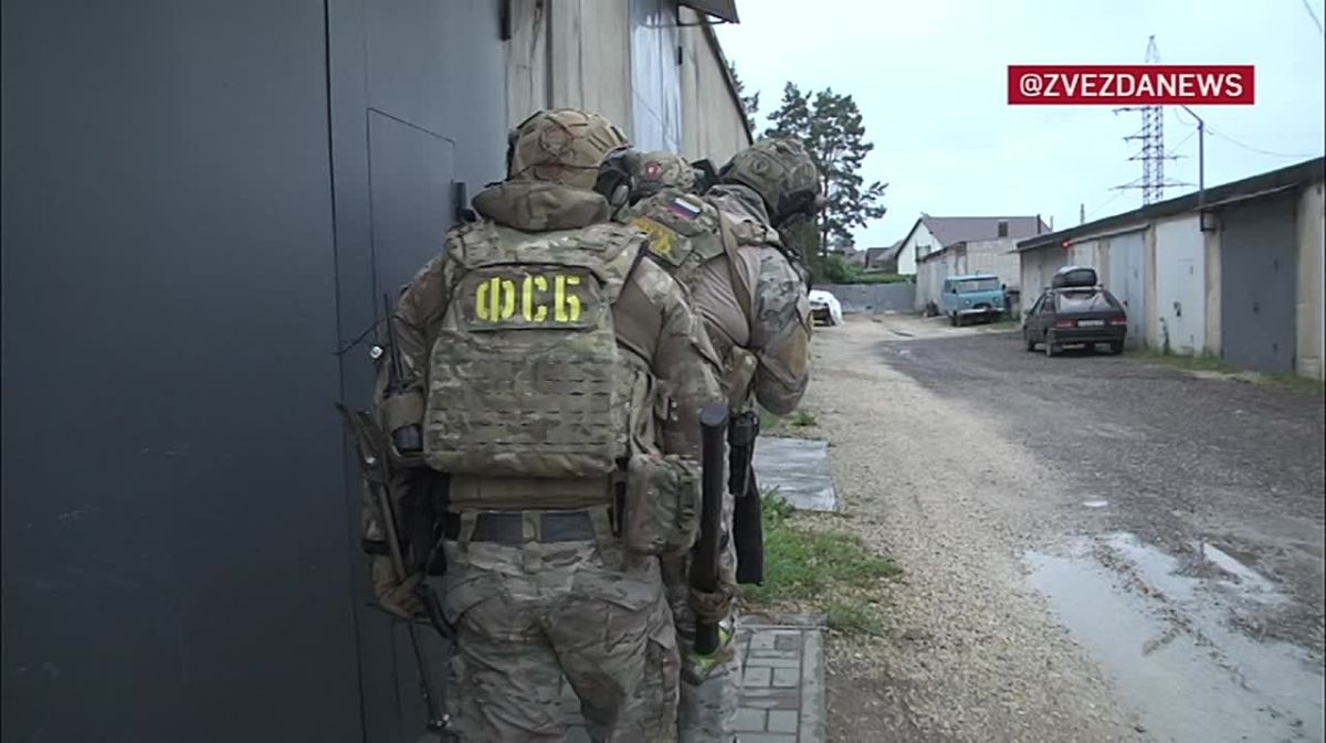 Киев готовил удар по фронтовым бомбардировщикам в Воронеже Киев попытался обойти российскую систему ПВО изнутри и ударить по стоянкам фронтовой авиации из черты города. Целью диверсии должен был стать военный аэродром...