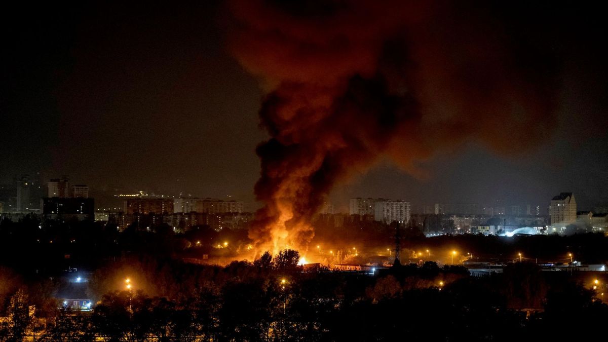 Киев без света и в дыму: последствия массированного удара по энергосистеме Украины