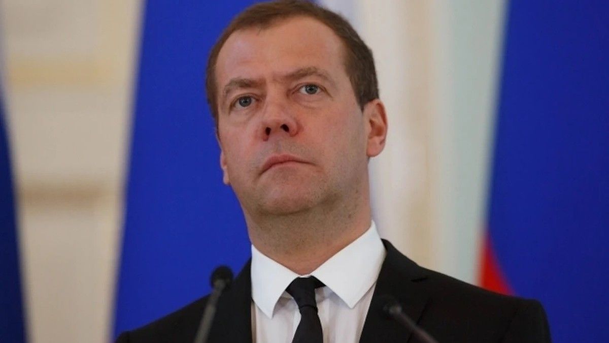 «Зеленая вошь возмущена»: Медведев напомнил Зеленскому его положение в отношениях с США