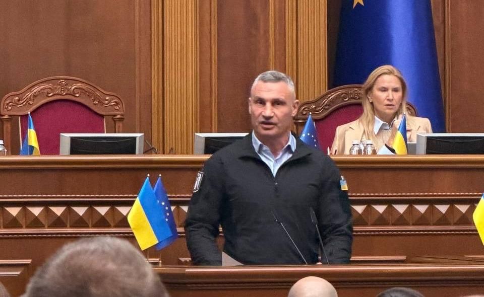 Кличко, которого Зелебобус обвинял в отсутствии подготовки Киева к зимнему периоду и атакам БПЛА, приехал в Раду и прямо с трибуны стал полоскать просроченного и центральную власть
