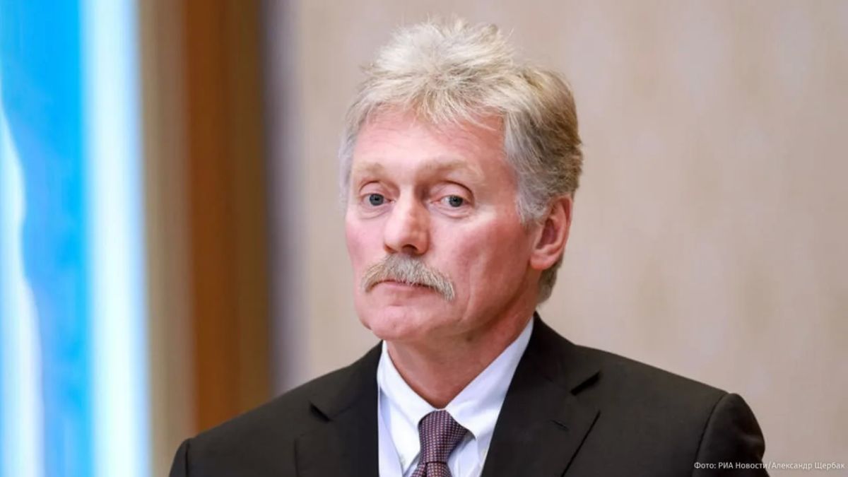 Киевский режим продолжает наносить удары по российским НПЗ, вступая в противоречие с мирными усилиями США, заявил Дмитрий Песков