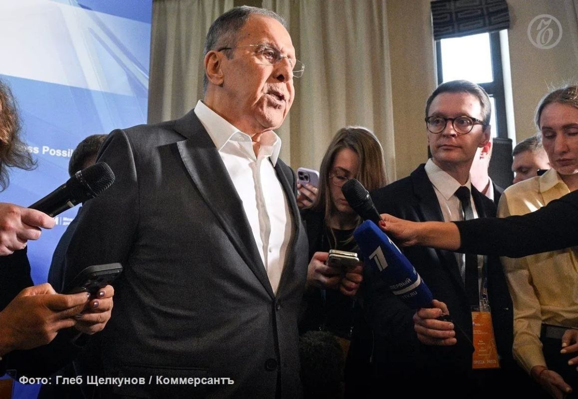 Российские власти ознакомились с информацией СМИ о новой мирной сделке по Украине, но никаких официальных предложений не получали, заявил глава МИД РФ Сергей Лавров