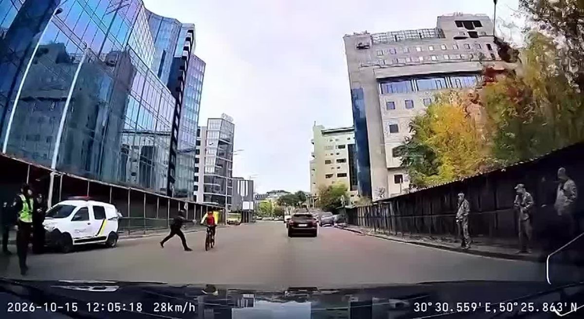 Падают прямо к ногам.. Могилизация на Украине вышла на новый уровень. ТЦКшники придумали новую схему, которая уже попала на видео. Она, как и все остальное в стране 404, жестока и унизительна